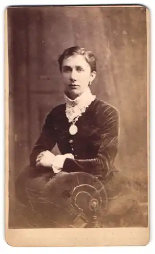 Fotografie E. Kelley, Newton Abbot, 72, Queen Street, Portrait junge Dame im Samtkleid mit Amulett
