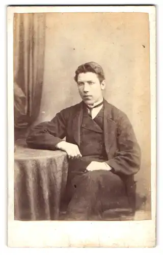Fotografie T. Tedrake, Bideford, Mill Street, Portrait junger Herr in modischer Kleidung