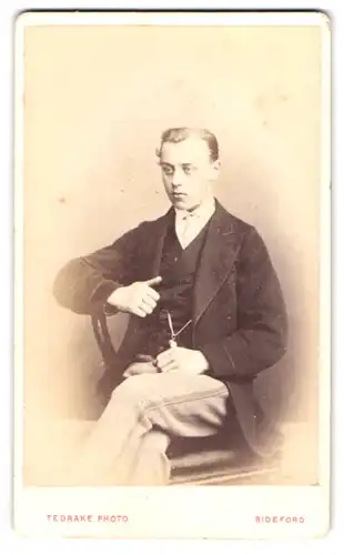 Fotografie T. Tedrake, Bideford, 48, Mill Street, Portrait junger Herr in modischer Kleidung