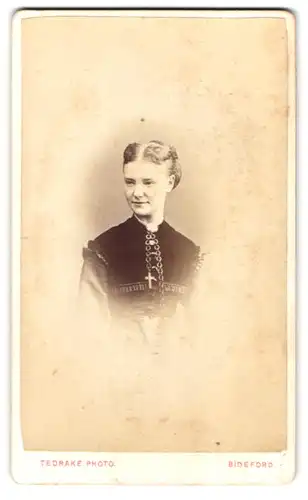 Fotografie T. Tedrake, Bideford, 48, Mill Street, Portrait junge Dame im Kleid mit Kreuzkette