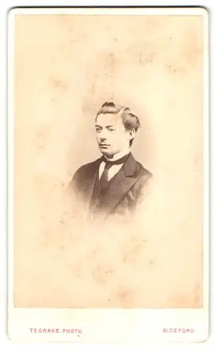 Fotografie T. Tedrake, Bideford, 48, Mill Street, Portrait junger Herr im Anzug mit Krawatte