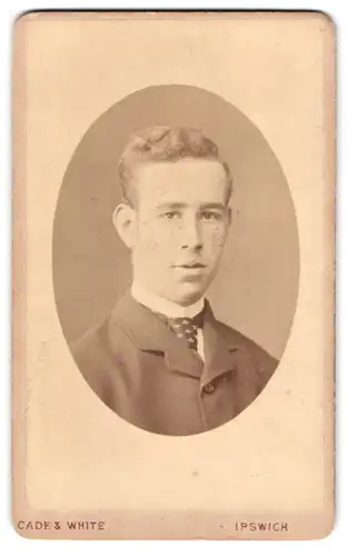 Fotografie Cade & White, Ipswich, Brustportrait junger Herr in modischer Kleidung