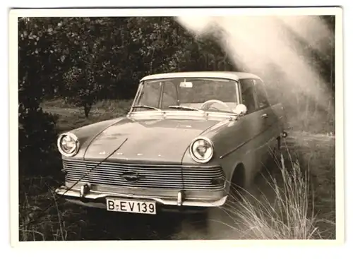 2 Fotografien Auto Opel, PKW mit Kfz-Kennzeichen Berlin