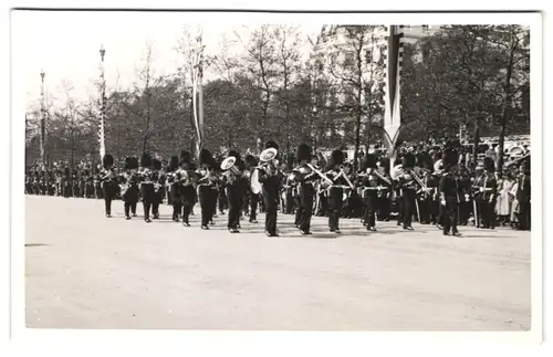 2 Fotografien unbekannter Fotograf, Ansicht London, Silver Jubilee King George V., Guards Band & The Malt