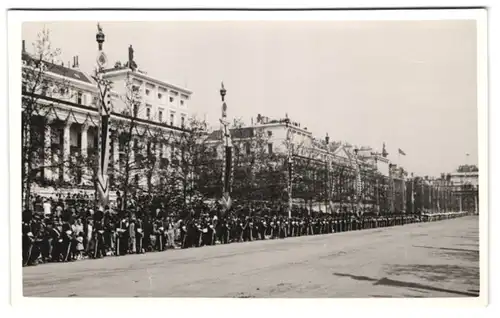 2 Fotografien unbekannter Fotograf, Ansicht London, Silver Jubilee King George V., Guards Band & The Malt