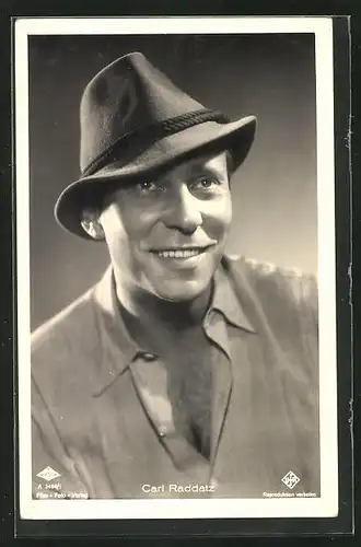 AK Schauspieler Carl Raddatz mit Hut und lächelnd nach oben