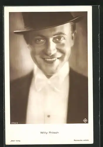 AK Schauspieler Willy Fritsch mit Zylinder in die Kamera lächelnd