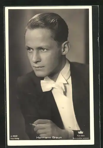 AK Schauspieler Hermann Braun im Anzug mit Zigarette