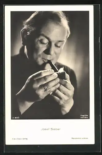 AK Schauspieler Josef Sieber rauchend mit Pfeife