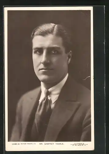AK Schauspieler Mr. Godfrey Tearle im Anzug mit starrem Blick