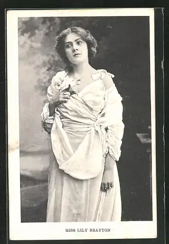 AK Schauspieler Lily Brayton im weissen Kleid in die Ferne blickend