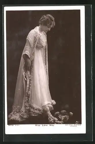 AK Schauspieler Edna May in herrschaftlicher Robe nach unten geneigt