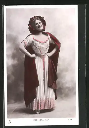 AK Schauspieler Edna May im schicken Kleid, lächelnd in die Kamera