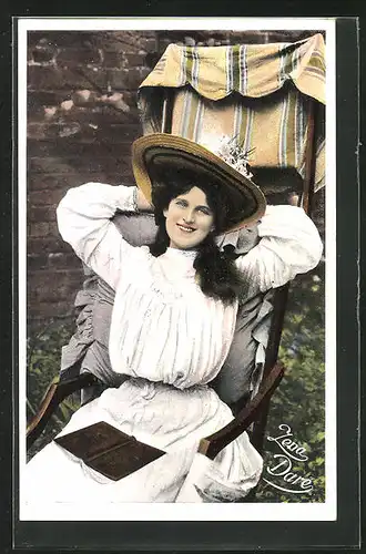 AK Schauspieler Zena Dare lächelnd in einem Stuhl sitzend