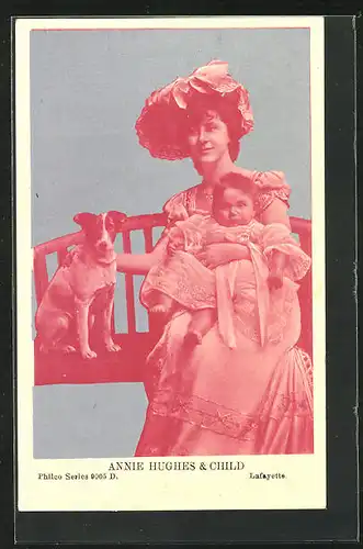 AK Schauspieler Annie Hughes & Child mit Hund auf einer Bank sitzend