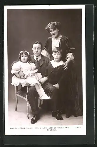 AK Schauspieler Mr. und Mrs. George Robey und seine Kinder lächelnd in die Kamera