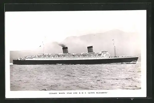 AK Passagierschiff RMS Queen Elizabeth, Cunard White Star Line, vor der Küste