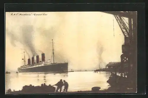 AK Passagierschiff RMS Mauretania, Cunard Line, auf dem Weg in den Hafen