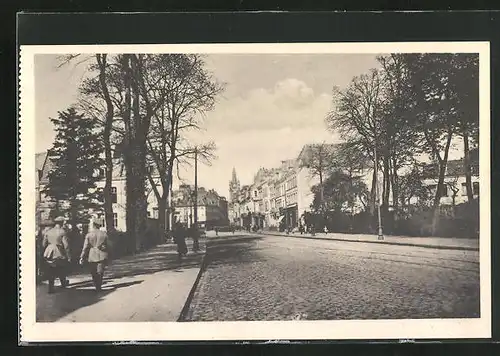 AK Douai, Valenciennerstrasse mit Soldaten