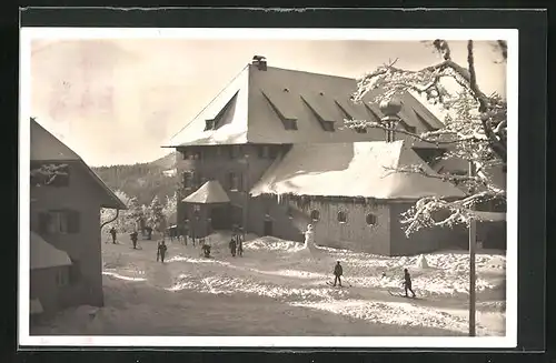 AK Feldberg, Gasthaus Cartias im Winter, Skifahrer