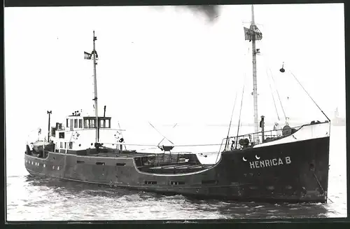 Fotografie Frachtschiff Henrica Thekla vor Anker