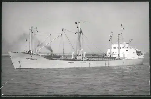 Fotografie Frachtschiff Johanna vor Anker