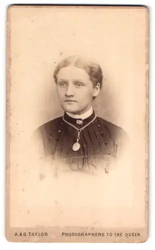 Fotografie A. & G. Taylor, Sunderland, 15, Norfolk Street, Portrait junge Dame mit Kragnebrosche und Amulett