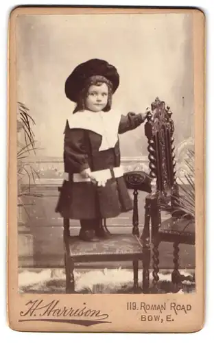Fotografie H. Harrison, London-Bow., 119, Roman Road, Portrait kleines Mädchen im modischen Kleid