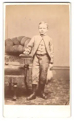 Fotografie unbekannter Fotograf und Ort, Portrait kleiner Junge in hübscher Kleidung