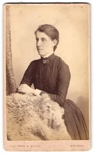 Fotografie Villiers & Quick, Bristol, 52, Park Street, Portrait junge Dame im Kleid mit Kragenbrosche