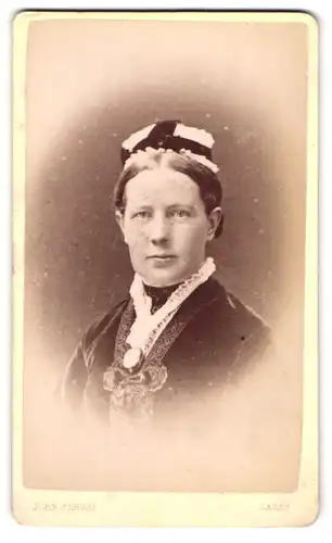Fotografie John Fergus, Largs, Portrait junge Dame mit Haube und Kragenbrosche