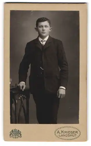 Fotografie Alois Krieger, Landshut /Niederbayern, Altstadt 82, Portrait junger Herr im Anzug mit Krawatte