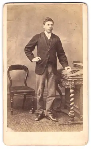 Fotografie J. Guthrie Hale, Newport /Mon., Portrait junger Herr in modischer Kleidung