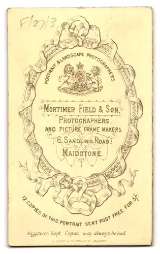 Fotografie Mortimer Field & Son, Maidstone, 6, Sandling Road, Brustportrait junger Herr im Anzug mit Fliege