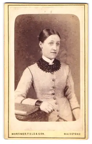 Fotografie Mortimer Field & Son, Maidstone, 6, Sandling Road, Portrait junge Dame in modischer Kleidung