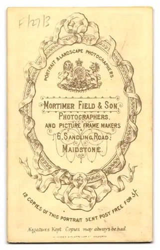 Fotografie Mortimer Field & Son, Maidstone, 6, Sandling Road, Portrait junge Dame in modischer Kleidung