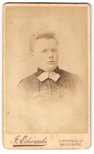 Fotografie James Edwards, Gravesend, 3, Windmill St., Portrait junge Dame mit Kragenschleife