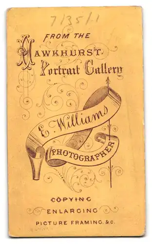 Fotografie E. Williams, Hawkhurst, Portrait charmanter Herr in modischer Kleidung