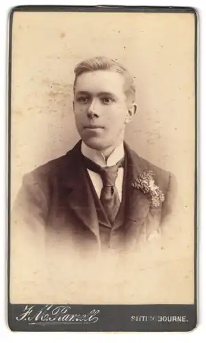 Fotografie J. M. Ramell, Sittingbourne, Portrait junger Herr im Anzug mit Krawatte