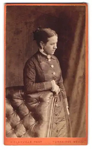 Fotografie G. Glanville, Tunbridge Wells, 5, High Street, Portrait junge Dame im modischen Kleid