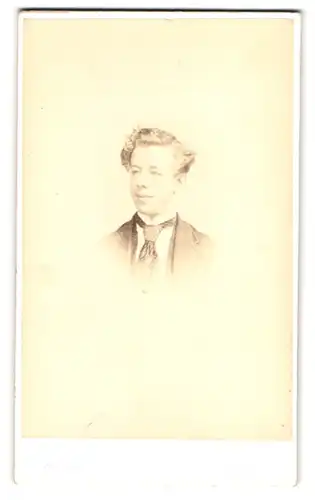 Fotografie Edward Sims, Turnbridge Wells, Portrait junger Herr im Anzug mit Krawatte