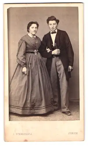 Fotografie J. Schneebeli, Zürich, Strochengsse 133, Portrait junges Paar in modischer Kleidung