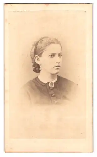 Fotografie C. Zacher, Zürich, Portrait junge Dame mit Kragenbrosche