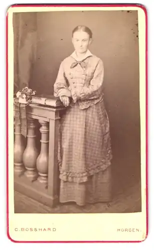 Fotografie C. Bosshard, Horgen, Portrait junge Dame im Karierten Kleid