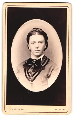 Fotografie C. Bosshard, Horgen, Brustportrait Fräulein mit Flechtfrisur und Kragenbrosche