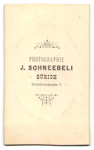 Fotografie J. Schneebeli, Zürich, Strochengasse 8, Brustportrait junger Herr im Anzug mit Fliege