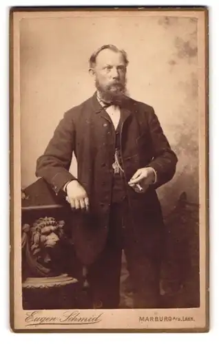 Fotografie Eugen Schmid, Marburg a. d. Lahn, Portrait bürgerlicher Herr mit Zigarre