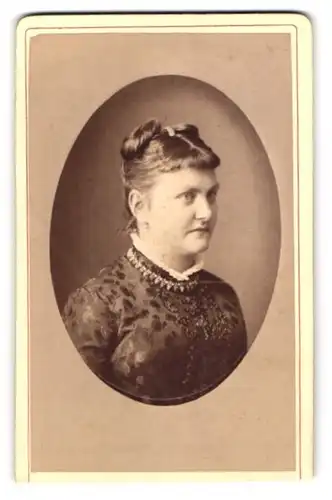 Fotografie S. Vogelsanger, Basel, Leonhardsgraben 23 & Oberer Heuberg 6, Brustportrait junge Dame mit Hochsteckfrisur