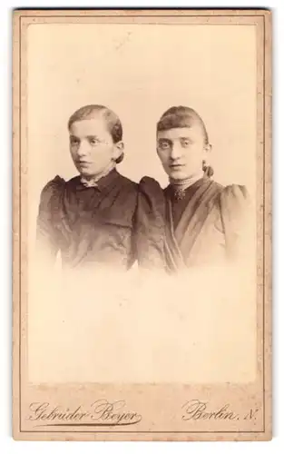 Fotografie Gebrüder Beyer, Berlin-N., Schönhauser Allee 6, Portrait zwei junge Damen in Kleidern