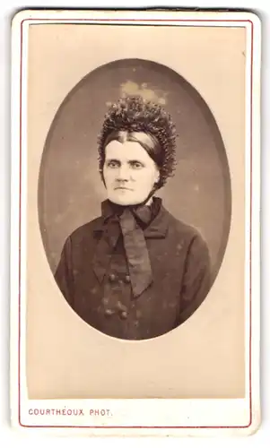 Fotografie Courthéoux, Paris, 112, Place de Lafayette, 112, Brustportrait bürgerliche Dame mit Haube